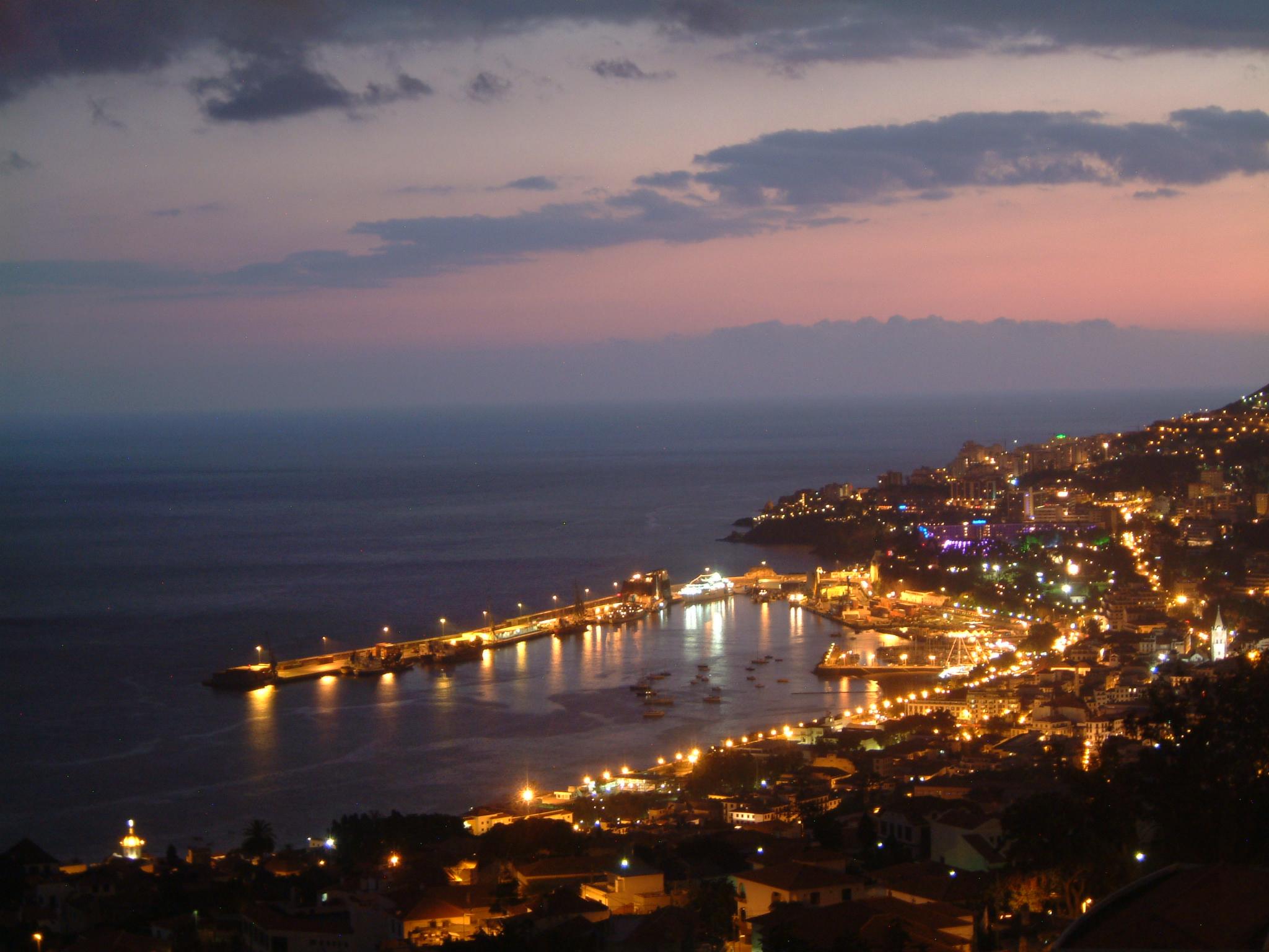 Vista de la Bahía de Funchal al anochecer